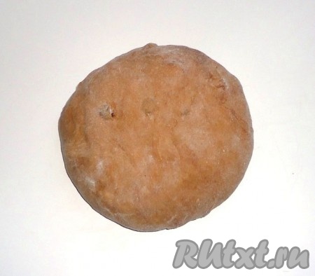 Затем в остывшее кофе добавить подошедшие дрожжи, остальной сахар, соль, какао-порошок, растительное масло, изюм и, постепенно добавляя муку, замесить тесто.
