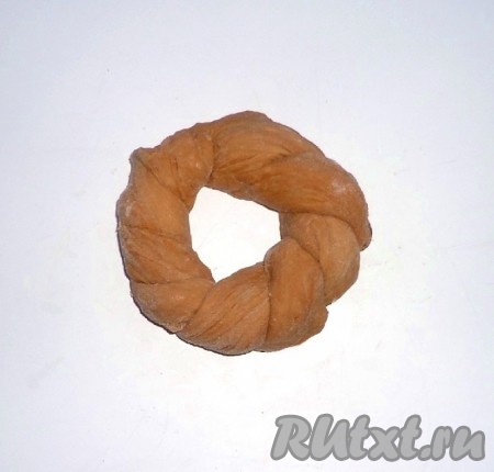 Соединить и защипнуть края. Получается вот такой шоколадный бублик с изюмом.
