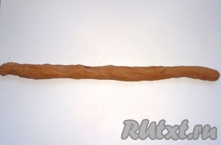 Тесто разделить на несколько кусочков, от размера кусочка будет зависеть размер бублика. Я тесто делила на 6 частей. Из каждого кусочка сделать длинную колбаску.
