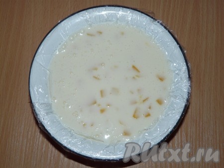 Влить желатин в йогурто-фруктовую смесь и хорошо перемешать. Форму для суфле (я использовала глубокую миску) выложить пищевой плёнкой. Диаметр формы для суфле должен быть немного меньше, чем диаметр коржа! Вылить йогуртовую смесь в форму и поставить в холодильник до полного застывания (примерно на 5-6 часов).