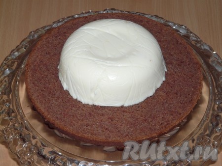 Поверх коржа выложить готовое суфле. 