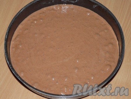 Влить белково-желтковую массу в муку и перемешать деревянной лопаткой, тесто должно получиться однородным, воздушным, в меру густым. Форму для выпекания смазать маслом, вылить тесто в форму и поставить в заранее разогретую духовку.