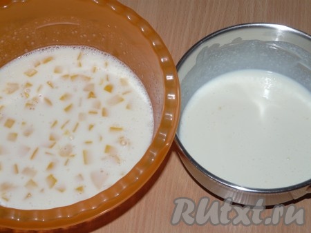 Приготовить суфле, для этого желатин нужно залить сливками и оставить набухать минут на 15. В объёмную миску влить йогурт, добавить сахар и хорошо перемешать. Половину порции персиков нарезать на кубики и добавить в смесь йогурта и сахара. Набухший желатин поставить на средний огонь и прогреть, постоянно помешивая, до полного растворения.&nbsp;