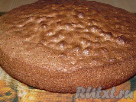 Выпекать корж при температуре 180 градусов примерно 35 минут (для того чтобы убедиться в готовности коржа, проколите его сухой зубочисткой, если на зубочистке не будет следов теста, значит доставайте выпечку из духовки). Готовый корж полностью остудить, переложив на решётку.