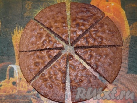 Верхнюю часть коржа разрезать на 8 или 10 частей.