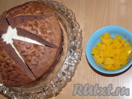 Выложить кусочки коржа вокруг суфле. Вторую часть персиков нарезать на кусочки.