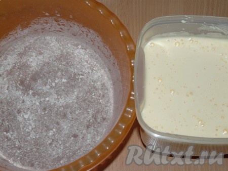 Белки взбить миксером в пышную пену, добавить сахар, взбить до стойких пиков. Во взбитые белки по одному добавить желтки, каждый раз взбивая миксером до однородности, затем влить растительное масло, перемешать.