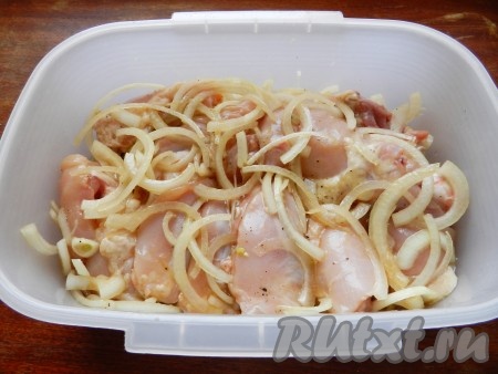 Смешать составляющие для маринада: соевый соус, оливковое масло и лимонный сок, перемешать. Залить маринадом кусочки курицы, перемешать и оставить шашлык мариноваться на 2-3 часа.
