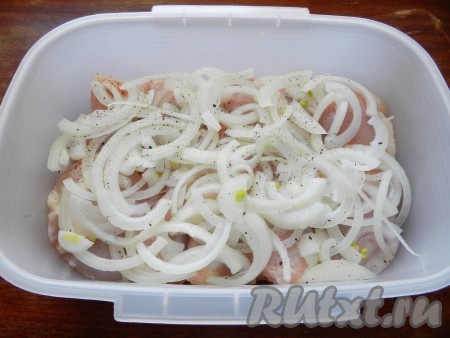 Добавить нарезанный полукольцами лук и приправить перцем.