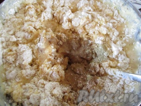 Всыпьте муку, специи (у меня корица и кардамон) и размешайте.