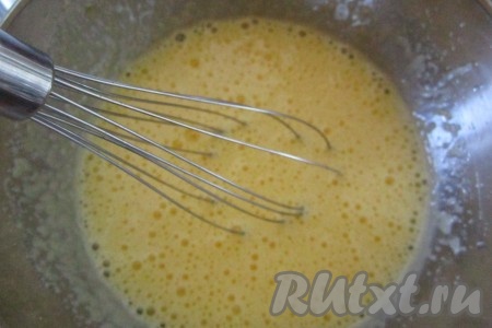 Взбейте яйца с сахаром в пену.