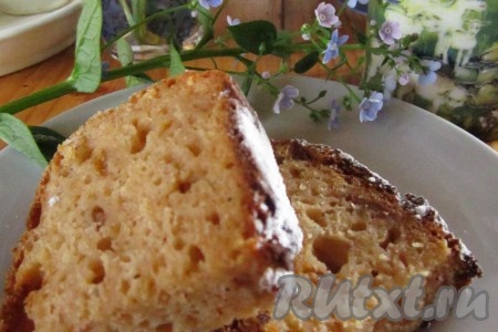 Готовую коврижку остудите и посыпьте сахарной пудрой.
