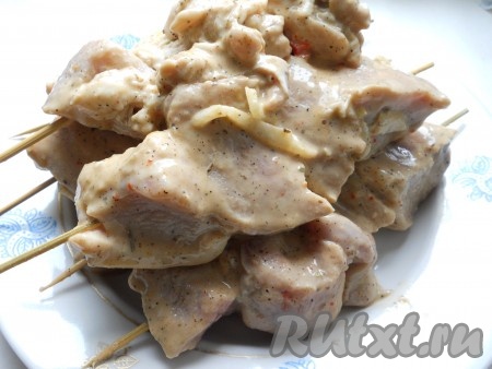 Теперь можно запекать мясо в духовке. Я решила запечь в виде шашлычков на деревянных шпажках. Для этого нанизать кусочки свинины на деревянные шпажки.