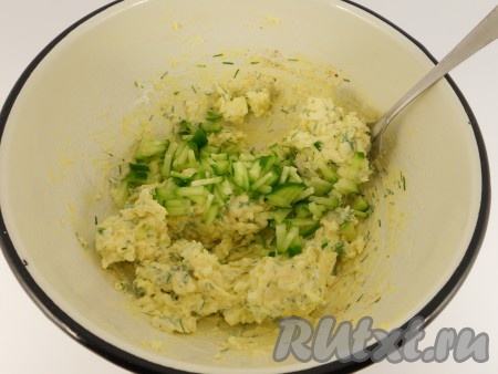 Огурец свежий порезать тоненькой соломкой и добавить к остальным продуктам.