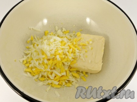 Яйца отварить вкрутую, остудить, очистить и натереть на средней терке. Добавить плавленный сырок.