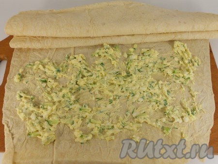 Посолить и поперчить, смешать все с майонезом. Распределить массу по всему лавашу.