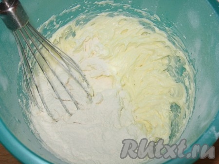 В три приёма всыпать просеянную муку, вмешивая её в тесто.