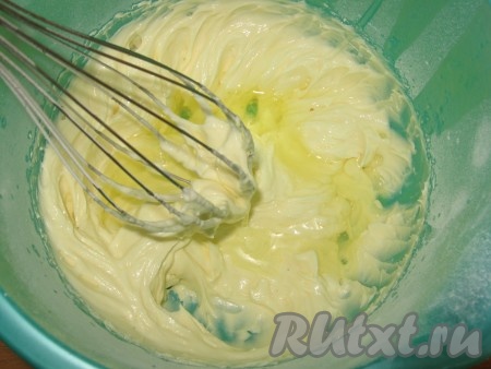 Затем добавить белок яйца, тщательно перемешать.