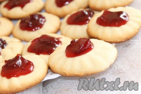 Рассыпчатое, нежное печенье с аппетитным джемом в середине подавать к молоку, чаю, кофе. Эта выпечка просто тает во рту!