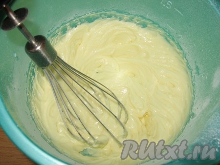 Сливочное масло для замешивания теста должно быть комнатной температуры, поэтому заранее достаньте его из холодильника (я растопила масло наполовину в микроволновке). Мягкое сливочное масло соединить с сахарной пудрой и взбить венчиком до однородной массы (я обычно взбиваю минут 5-7, чтобы масло хорошо соединилось с сахаром).