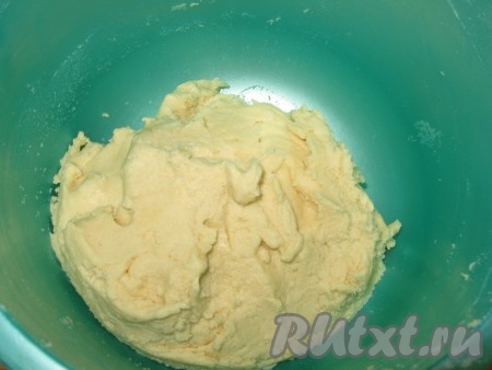 После того как третий раз добавите муку, её надо перемешать буквально в течение нескольких секунд, затем продолжить замес руками, быстро собирая тесто в ком (долго не вымешивать, иначе песочное тесто будет затяжным). Тесто должно получиться мягким, чуть-чуть липнущим к рукам, убрать на 10 минут в холодильник.