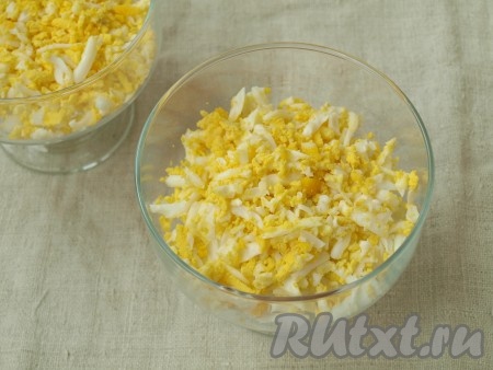 Нанести майонезную сетку и выложить натёртые варёные яйца.