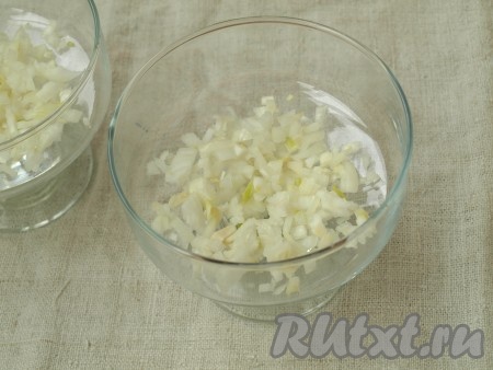 Нарезать кубиками репчатый лук и выложить его на дно порционных креманок.