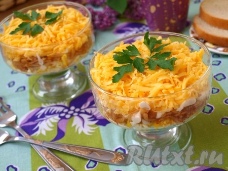 Салат с яйцами, сыром и яблоками