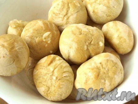 Дать хлебным булочкам немного подняться, затем разогреть духовку до 190 градусов и выпекать их 20-25 минут. Пока балабухи будут выпекаться, пропустить через пресс чеснок, смешать его с подсолнечным маслом и добавить горячую воду. Перец добавлять по вкусу. Свежеиспечённые хлебные булочки сложить в миску и полить чесночно-перечной массой.