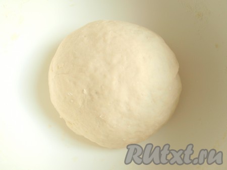 Затем замесить мягкое и однородное тесто, постепенно подсыпая оставшуюся муку. Оставить ещё на полчаса.