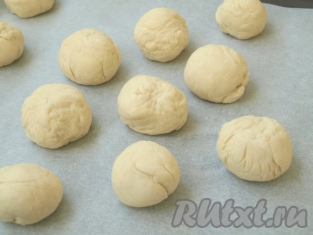 Застелить противень пергаментом. Тесто разделить на 16 шариков и выложить их на расстоянии друг от друга 4-5 см.
