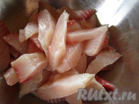 Нарежьте рыбу полосками.