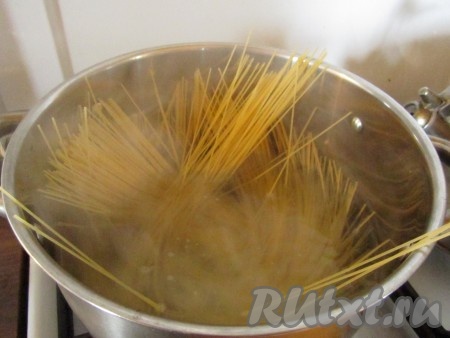 Отварите лапшу в подсоленной воде. Она должна остаться немного плотноватой.
