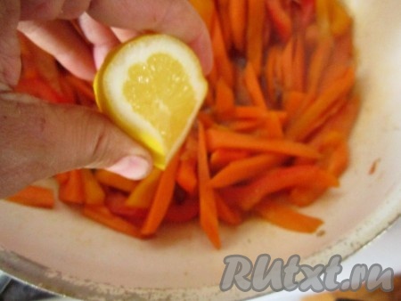 Добавьте лимонный сок, соль и сахар. Обжаривайте на большом огне минут 5, постоянно помешивая.