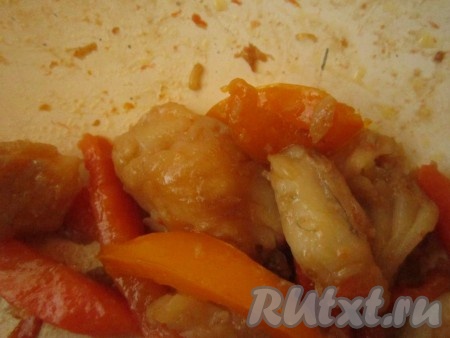 Добавьте к овощам с соусом рыбу. Обжаривайте овощи с рыбой на большом огне ещё несколько минут до примерно такого состояния