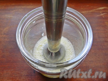 В небольшую емкость (удобно в обычной пол-литровой банке) разбить перепелиные яйца, добавить сахар и соль. Опустить в банку насадку блендера и взбить яйца.