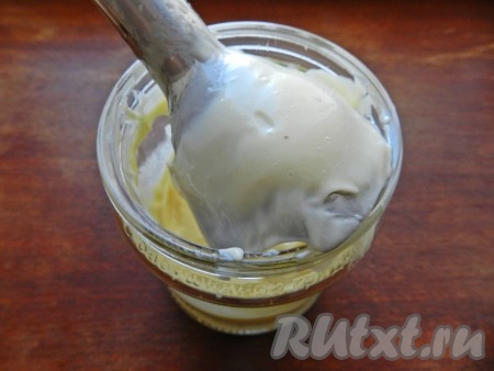 Как только масса загустеет - майонез из перепелиных яиц готов.
