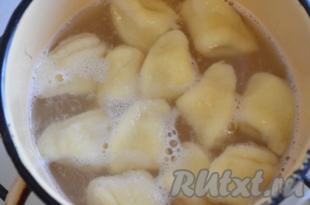 Вскипятить воду, затем выложить сформированные "ушки" и варить их 3-5 минут с момента всплытия. Затем готовые вареники достать шумовкой.