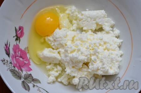 Творог смешать с солью, сахаром и яйцом с помощью вилки. Если добавить 1 столовую ложку сахара, то вареники получатся в меру сладкими. Если любите достаточно сладкие блюда, тогда можно готовить вареники и с 1,5 столовыми ложками сахара.