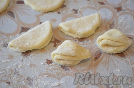 Каждый кружок сложить пополам, потом ещё раз пополам, защипнуть. Получатся ленивые вареники в форме ушек.