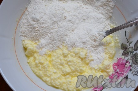 Постепенно всыпать в творожную массу муку, замешивая тесто. Ориентируйтесь не на количество муки в рецепте, а на консистенцию теста.