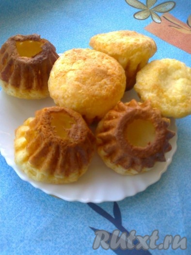 Сразу достаньте из форм (сами выпрыгивают), острым ножом надрежьте (а можно перевернуть, с обратной стороны бывает дырка, внутри они пустые). А эти выпекала 15 минут при температуре 230 градусов и 15 минут при температуре 200 градусов.