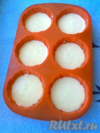 Смажьте растительным маслом 6 силиконовых форм для кексов и 6 металлических форм для корзиночек (или 12 форм по своему усмотрению). Булочек получается 12 штук. Поставьте пустые формочки на пару минут в разогретую духовку для подогрева. Заполните тёплые формочки тестом наполовину.