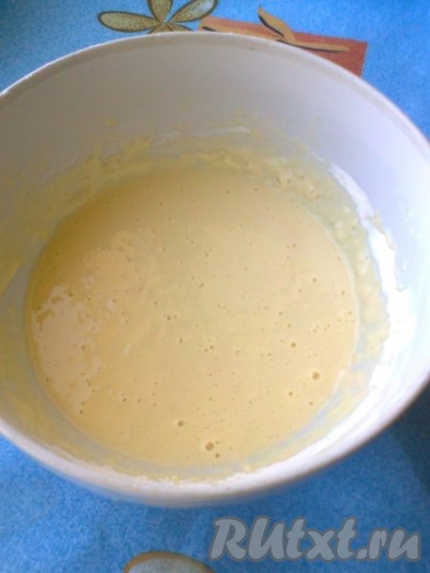 Добавьте муку, растопленное сливочное масло, соль и перемешайте, чтобы смесь стала однородной. Тесто для выпрыгивающих булочек "Поповеры" получится жидким, оно должно быть немного гуще, чем на блины. Муки может уйти больше или меньше, в зависимости от её качества. У меня ушло 200 грамм муки.