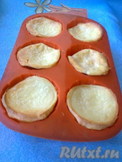 Выпекайте поповеры при температуре 230 градусов 10-15 минут. За это время булочки должны вздуться и стать золотистыми. Убавьте температуру духовки до 200 градусов и выпекайте ещё 15 минут, чтобы булочки пропеклись внутри. Эти выпекала 10 минут при температуре 230 градусов и 15 минут при температуре 200 градусов. Ориентируйтесь по вашей духовке, она должна быть хорошо разогрета.