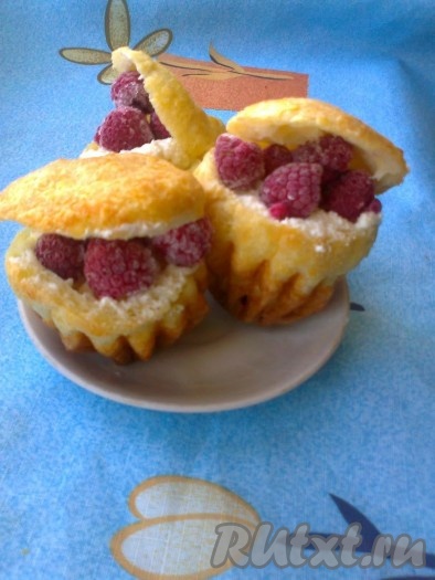 Начиняйте по своему желанию. Я начиняла сладкой творожной массой с малиной.