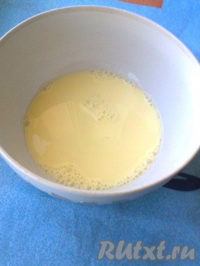 Разбейте в миске яйца и оставьте, чтобы они согрелись до комнатной температуры. Вскипятите молоко и оставьте, чтобы оно остыло до комнатной температуры. Растопите сливочное масло (можно в микроволновке), дайте немного остыть. Включите разогреваться духовку до 230 градусов. В глубокой миске перемешайте яйца с молоком.