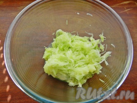 Картофель, чеснок и лук очистить. Если у кабачка жёсткая кожура, её нужно срезать, крупные семечки тоже лучше удалить. Натереть на средней тёрке кабачок (для приготовления оладий потребуется 300 грамм кабачковой массы) и лук, добавить чеснок, пропущенный через пресс.