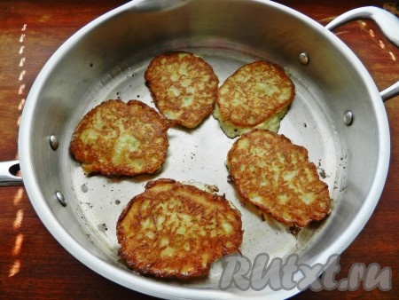 В сковороде разогреть немного растительного масла. Столовой ложкой выкладывать на сковороду картофельно-кабачковую массу в виде оладий. Жарить драники на среднем огне до золотистого цвета с двух сторон, затем переложить на тарелку.&nbsp;Картофельно-кабачковую массу перед жаркой очередной порции драников желательно перемешать. Постепенно пожарить все драники.