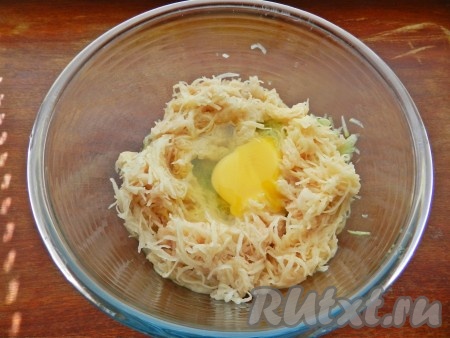 В получившуюся массу добавить яйцо и 300 грамм очищенного картофеля, натёртого на средней тёрке, перемешать, посолить и поперчить по вкусу.